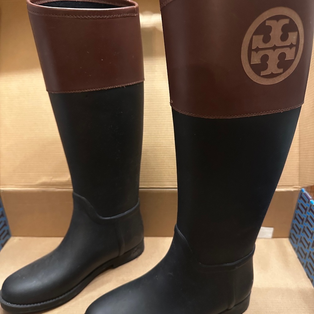 LIKE NEW - Tory Burch Black/Almond Classic Rainboots, Size 6